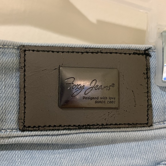 NWOT FOXY JEANS LIGHT WASH MID-RISE JEAN SHORTS - Picture 3 of 5